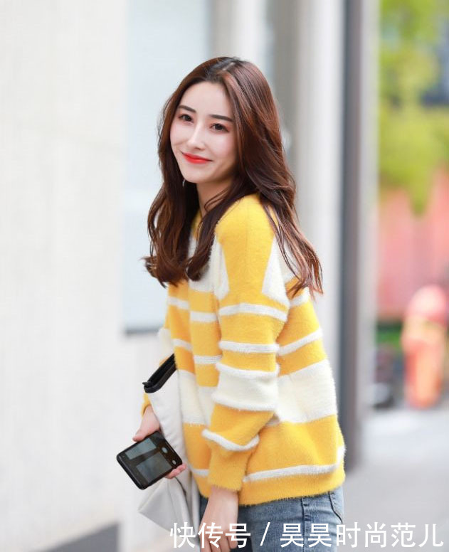 黄白条纹|穿腻了单调的黑白色系,试试亮色条纹针织衫+牛仔裤,减龄又时尚