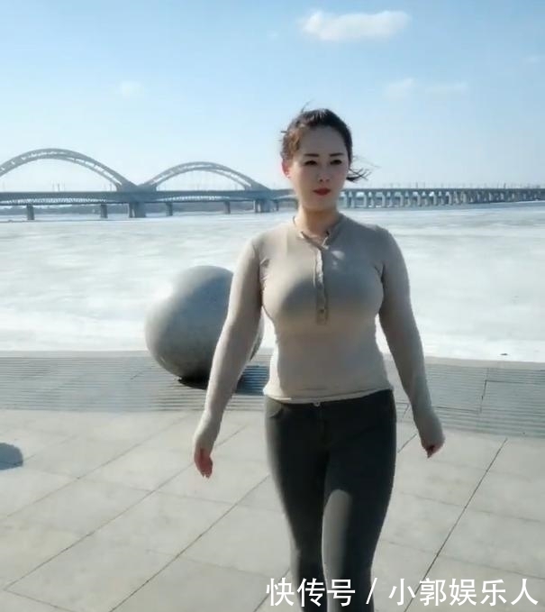 t恤|穿紧身T恤的小姐姐,反映出好身材,更有魅力!