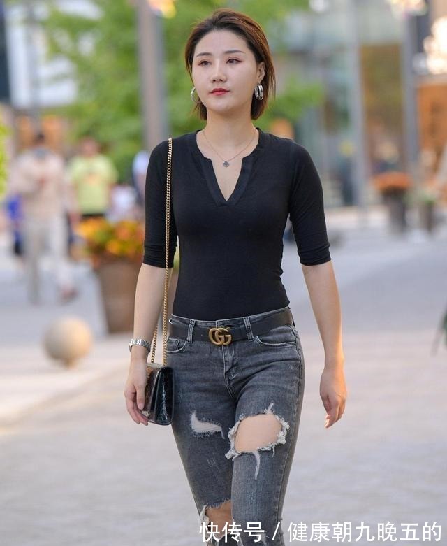 搭配 牛仔打底裤搭配时尚黑色上衣，变高显高一个度，最有女人味的穿搭！
