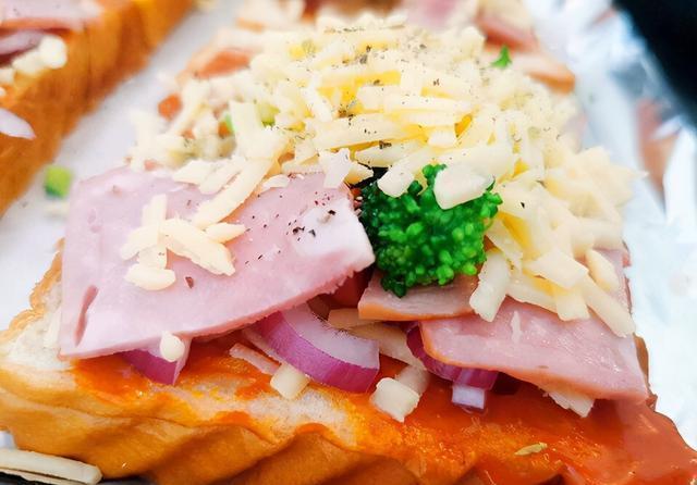 在家|用吐司替代披萨皮,在家就可以轻松吃披萨