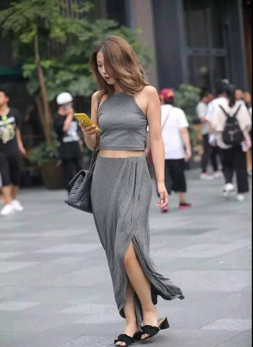 小姐姐|街拍自信十足的小姐姐,穿灰色套裙,凸显迷人身材