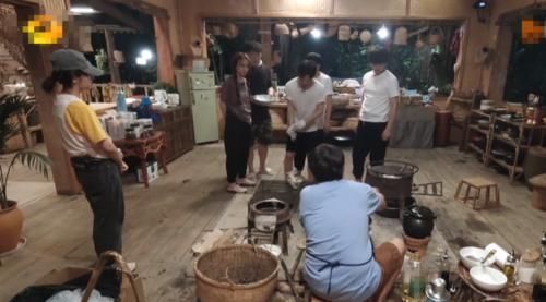 《向往4》黄磊花3小时做叫花鸡,何炅一举动穿帮网友懒得装