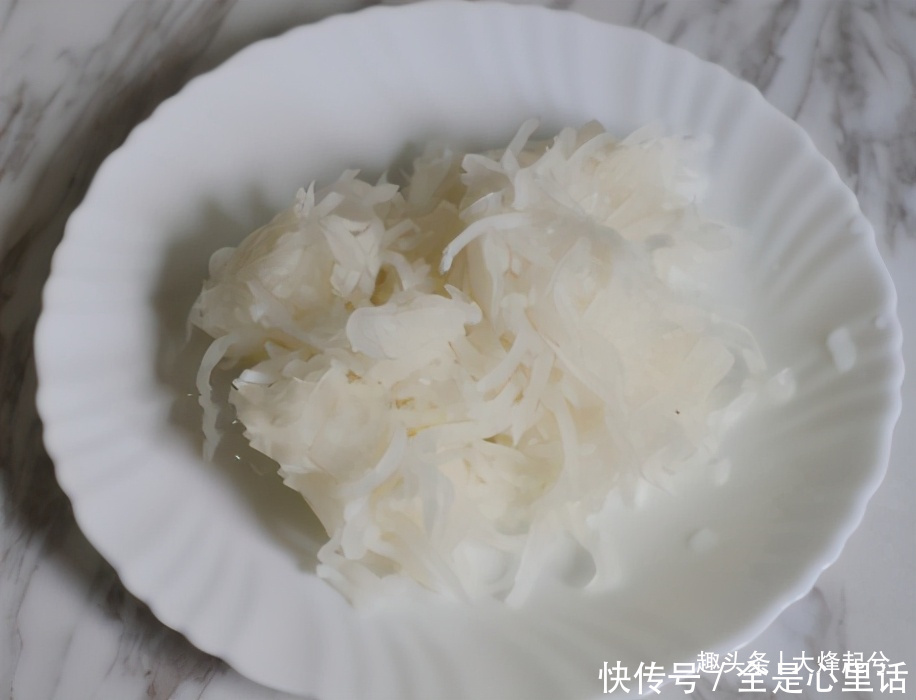 白萝卜别总做咸菜了,教你1个新吃法,上锅蒸一蒸,清香爽口绵软