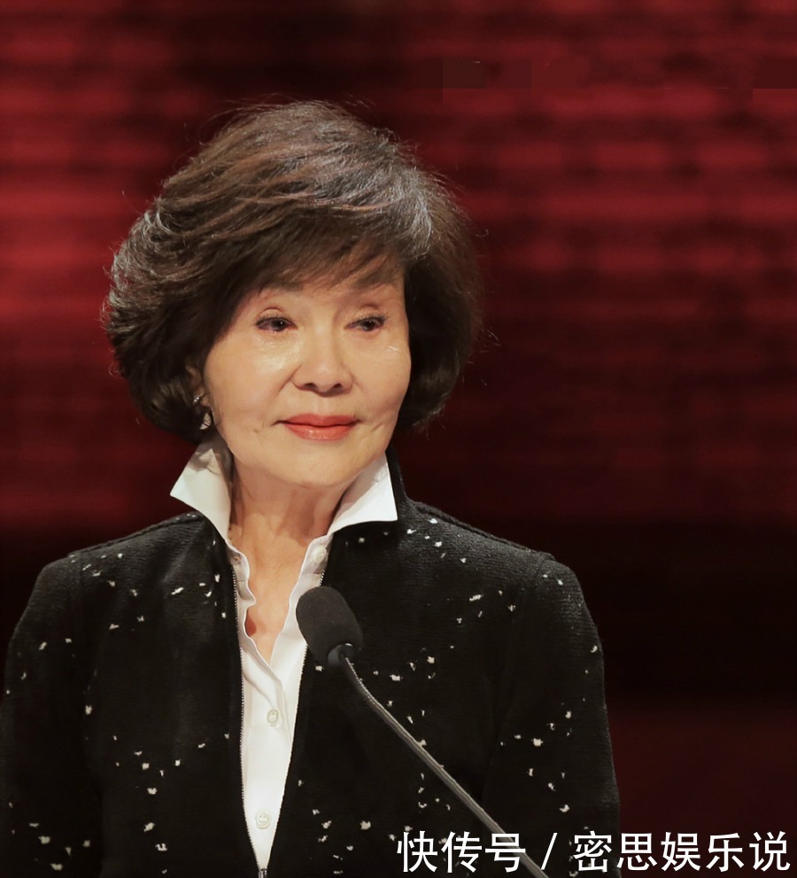 见证一个女人变老,除了越来越深的法令纹,还有越来越短的头发