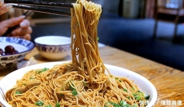想吃葱油面不用买,简单4步就能做好,面条好吃到流口水