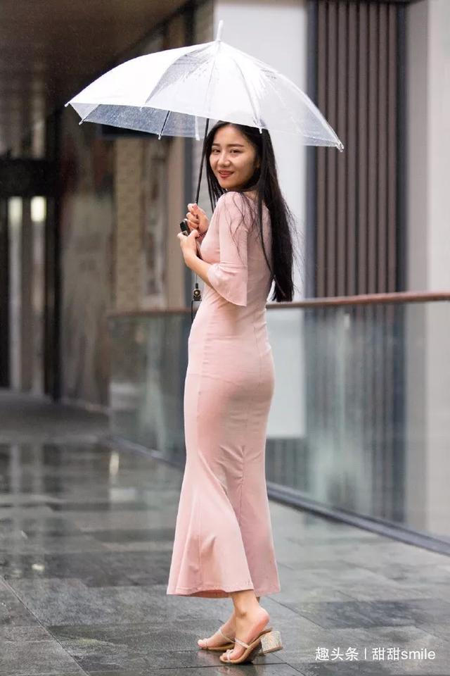 美女 美女修身的连衣裙诠释出曼妙的身材，搭配一双尖头高跟鞋十分优雅