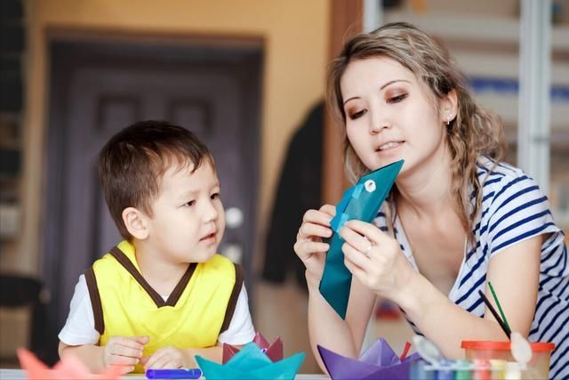 妈妈|北大硕士妈妈陪3岁孩子玩折纸被质疑，但孩子的表现让人惊叹