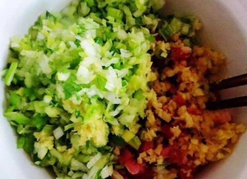  包西葫芦饺子，直接拌馅就错了，学会这样做，西葫芦翠绿不出水