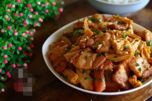 阵阵飘香的蒜香腐竹烧肉,吃过一次就忘不了