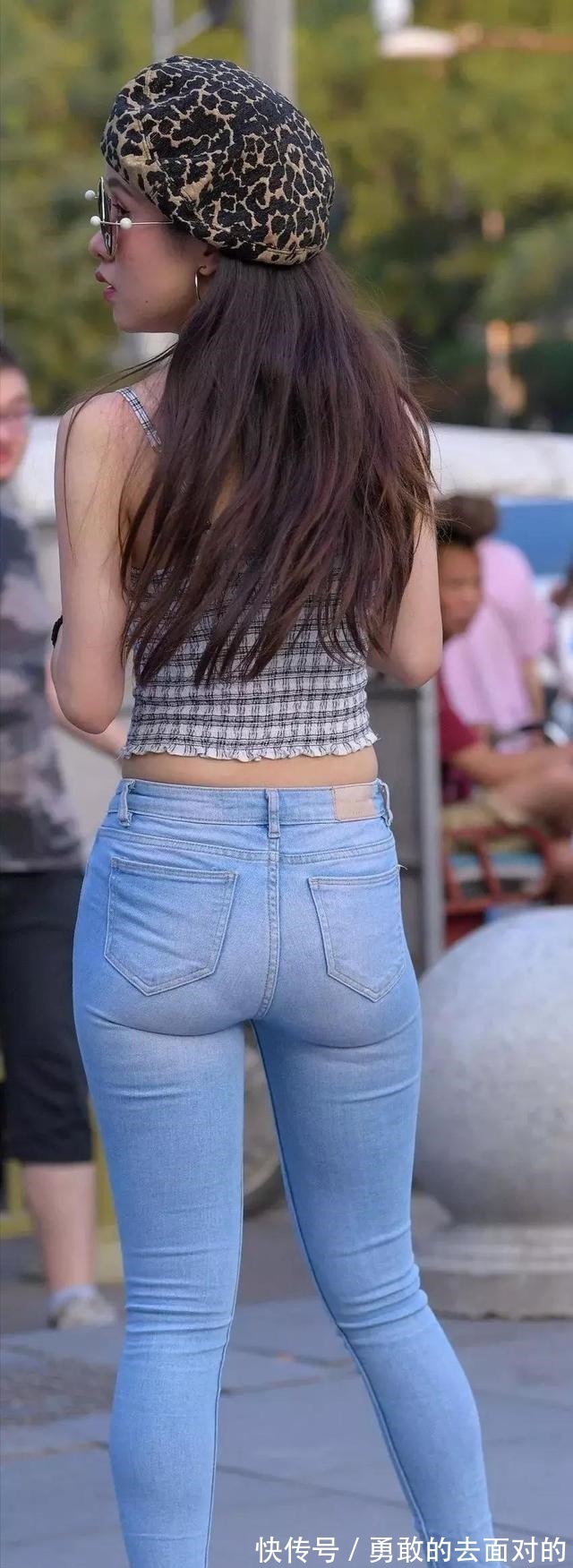 装扮 简单利落的打底裤装扮显出典雅气质,轻盈舒适又耐看,傲娇迷人!