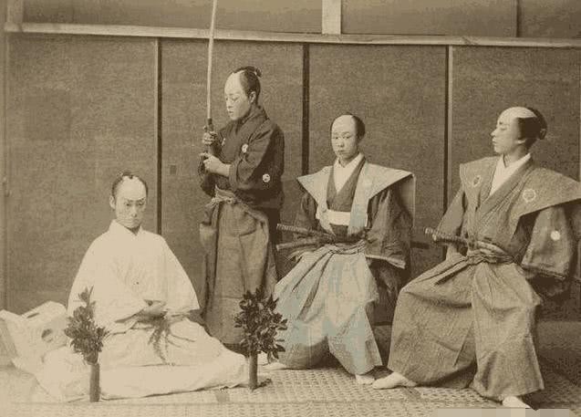 美军|日本投降美军上将问天皇:你咋不去剖腹?天皇厚脸皮淡定说4字让人不齿