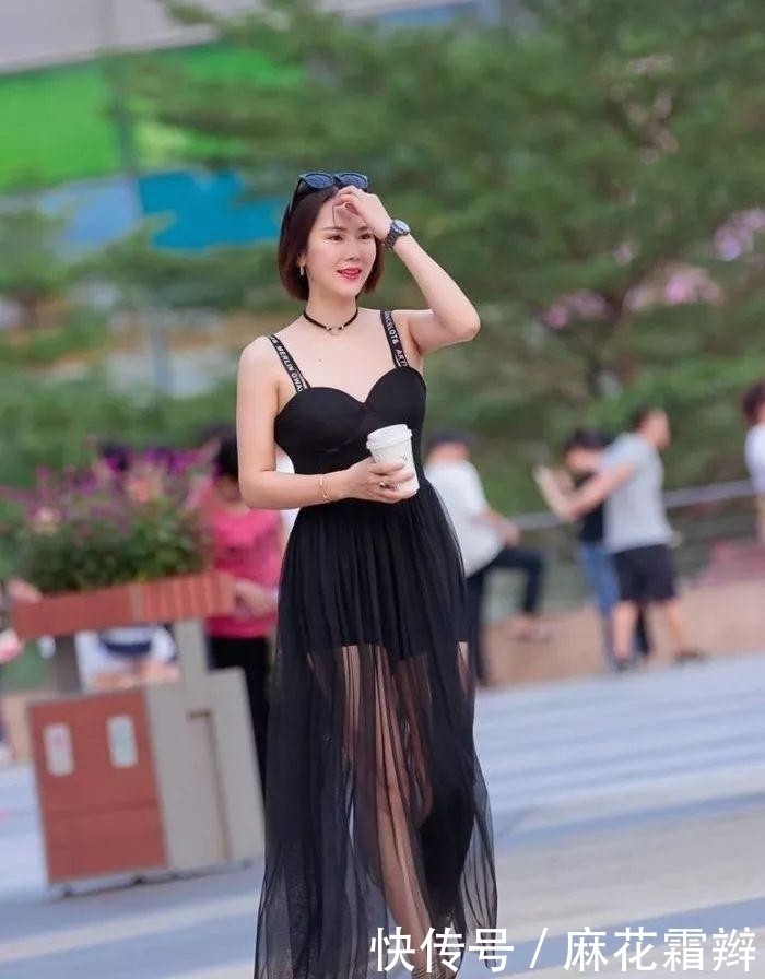 搭配|街拍:美女白色T恤搭配黑色裤,简单的黑白配立马提升了时尚感