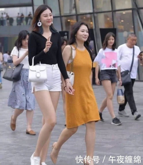 街拍美女：一米八的小姐姐，这双腿完美