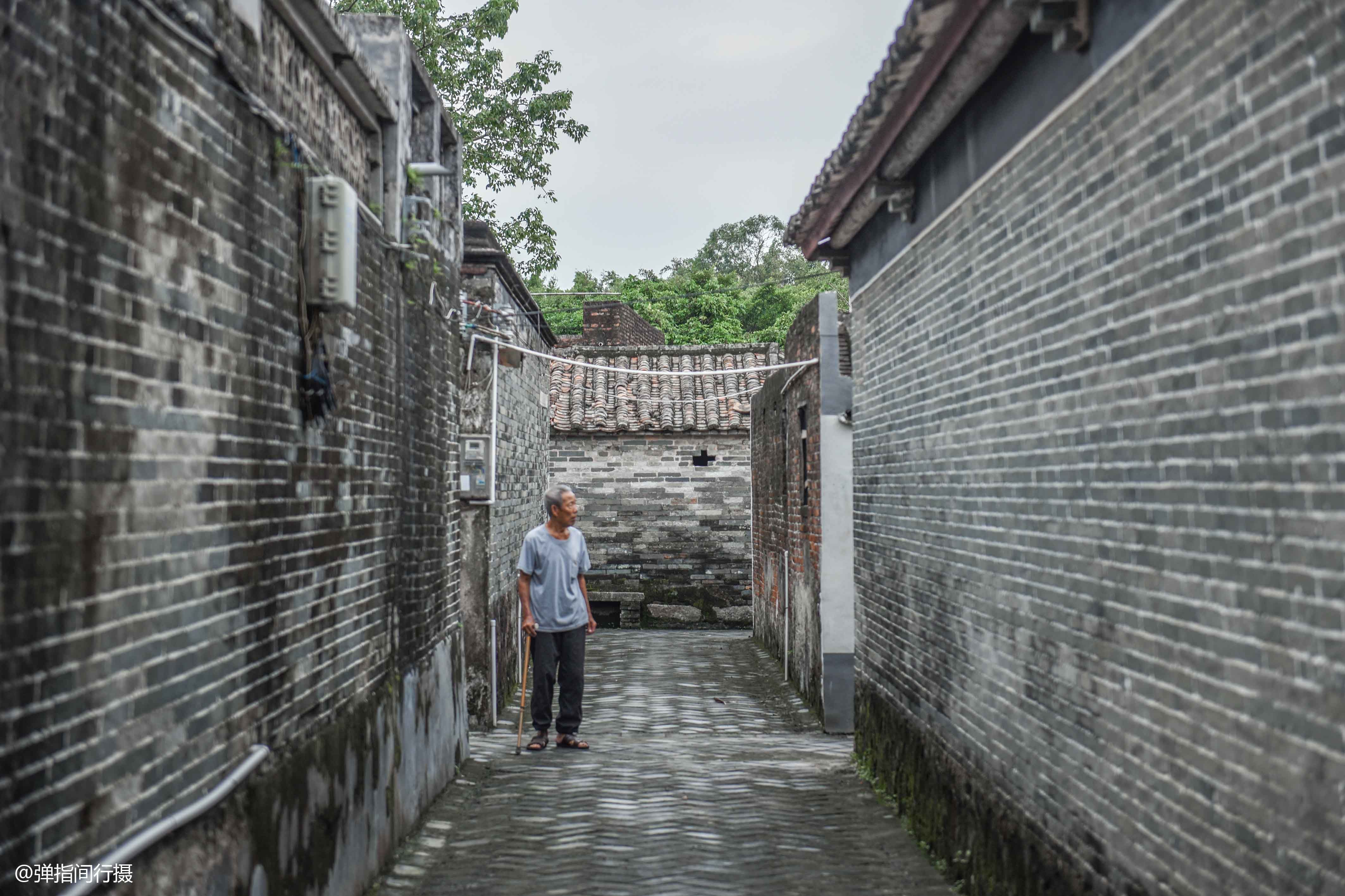 大师@绘画大师出于寒门，幼时曾撕邻居家对联画画，如今作品每平尺28万