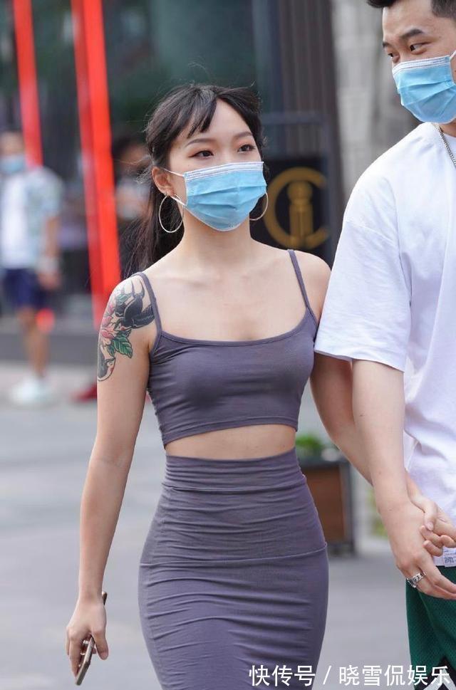 玄色 美女脚上踩着一双尖头的高跟鞋，气质中带着魅力的气息
