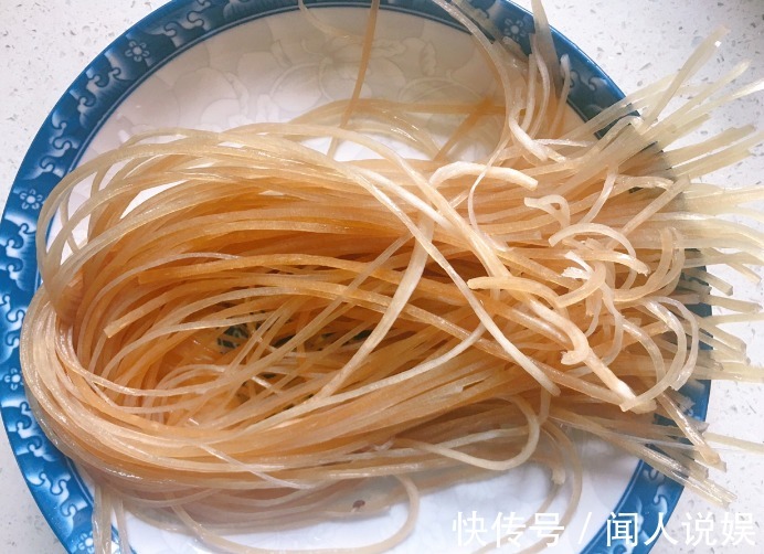 炒粉条，焯完水马上炒就错了！多做一步，粉条不粘不坨，爽滑分明