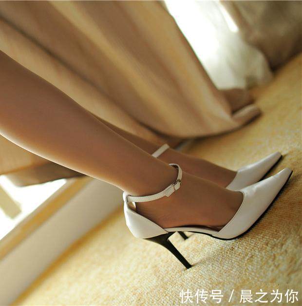 女人 白皙双腿遇上美丽高跟鞋,每一步都走出女神味道