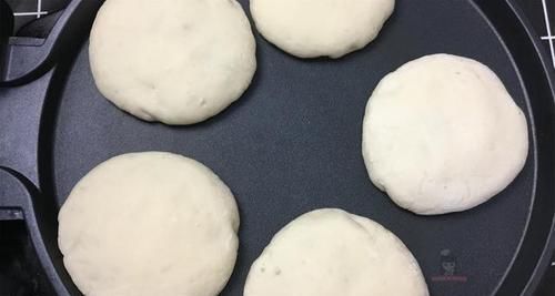 喜欢吃糖饼要关注了，老阿姨教你做红糖饼，好吃解馋，做法简单