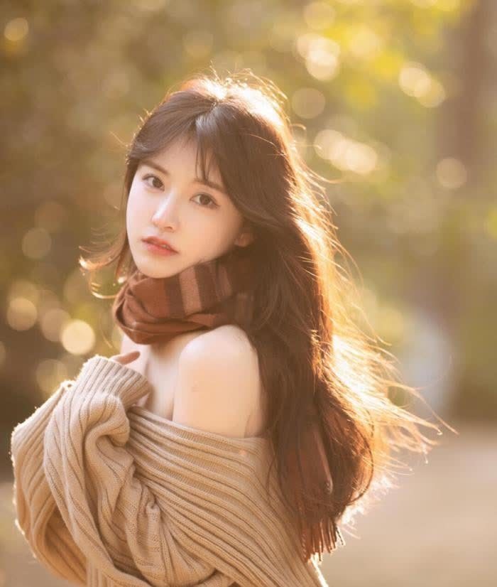 姐姐 清新美女: 姐姐温柔性感的气质也太棒了 皮肤真的白到发光