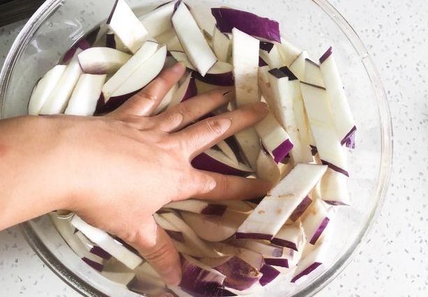 烧茄子“家庭少油”版,香味不靠油炸,全靠滋,为家人2分钟学会