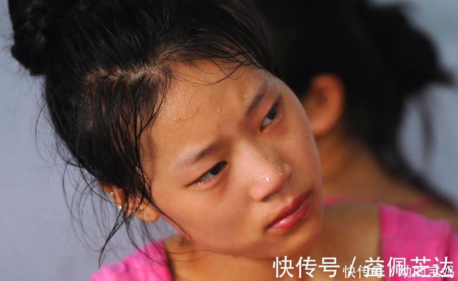 弟弟|“弟弟哭声让人忐忑不安”,女孩作文表达对妈妈的疑惑,让人心疼