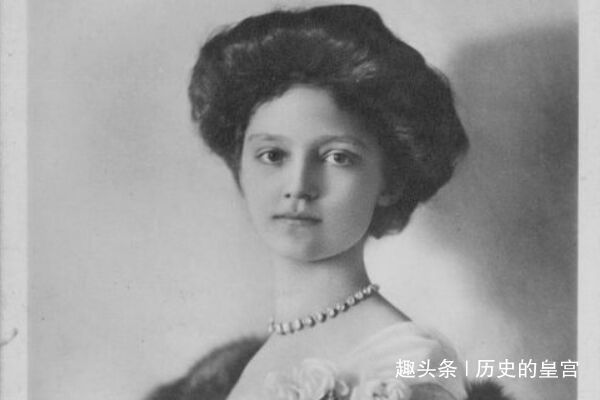 忠贞不渝|最忠贞不渝的末代皇后,末代皇帝客死孤岛,终身穿黑衣为丈夫守孝