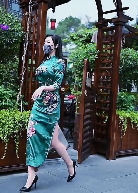 旗袍 绿色旗袍搭上高跟鞋,传递出东方女性韵味