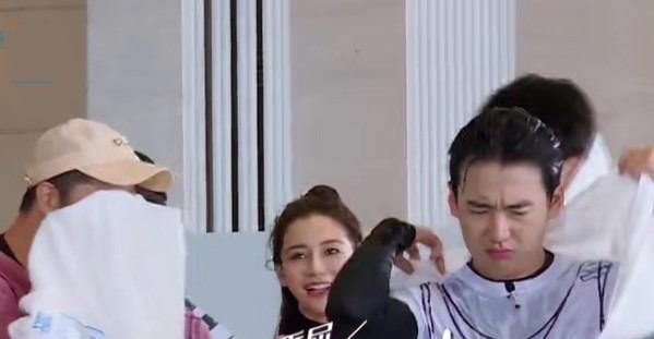 跳水機(jī)|楊穎接受懲罰落入水中,抬起頭時(shí)鼻子突然“變形”伸手救場(chǎng)都晚了