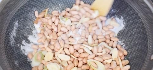 花生米不要油炸了，加1头大蒜，比水煮简单，比油炸的还好吃