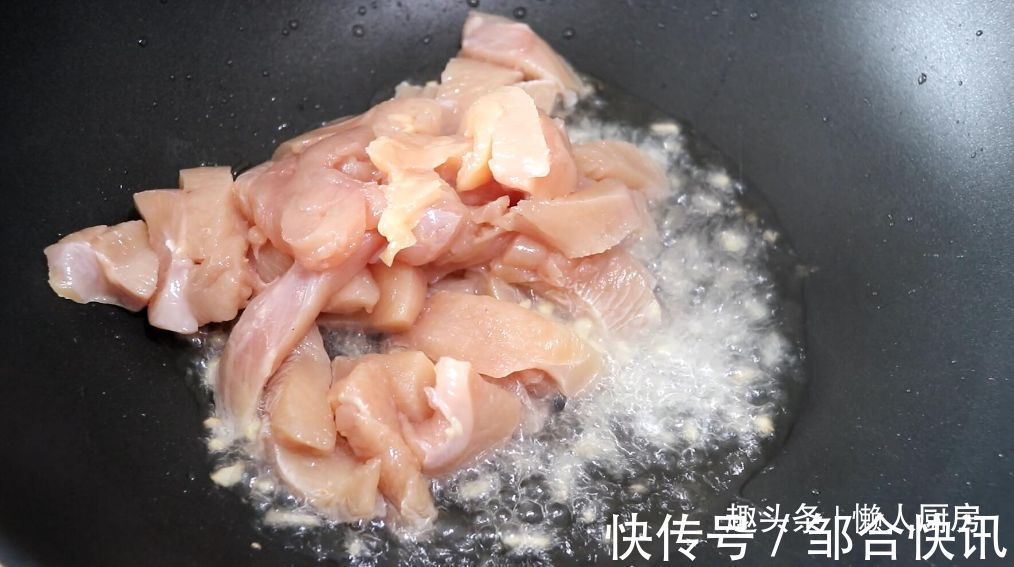 不需要腌制，不加淀粉，教你香辣鸡胸肉的做法，鸡肉干香有嚼劲