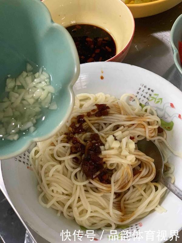 适量|夏天要多吃面条,教你个懒人做法,一人三碗不够吃!大家别错过!