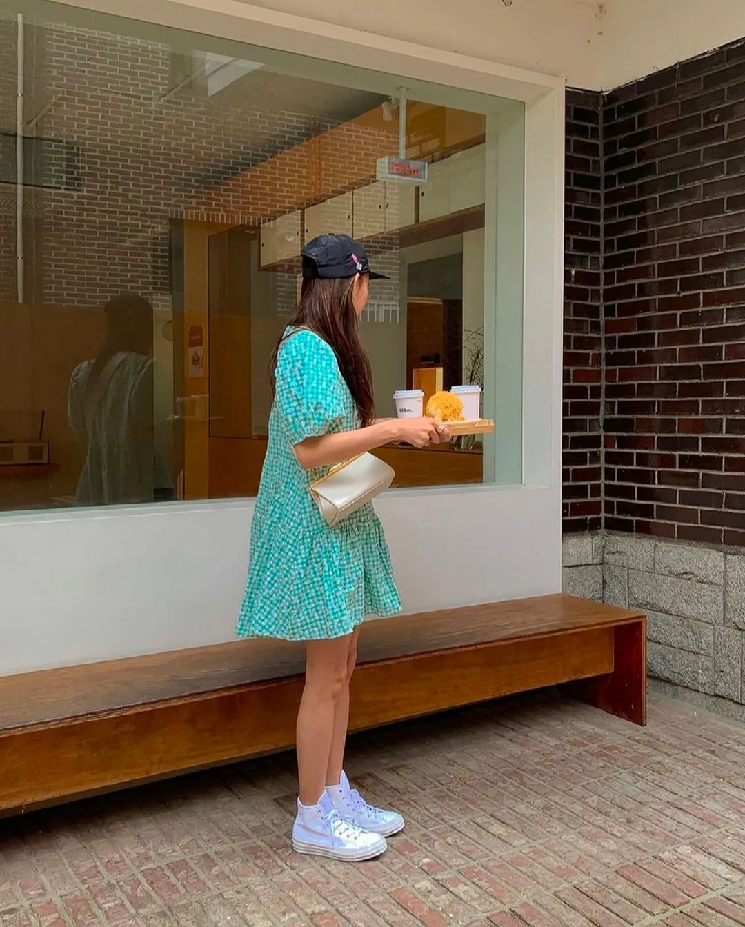 蕾丝|黑白灰穿腻了？今夏这6组彩色穿搭超显白，回头率100%