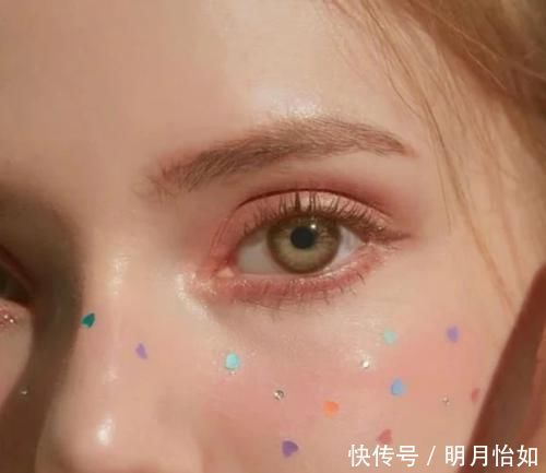 眼睛有这3个标志的女生,天生自带“眼妆效果”,不怕找不到男友