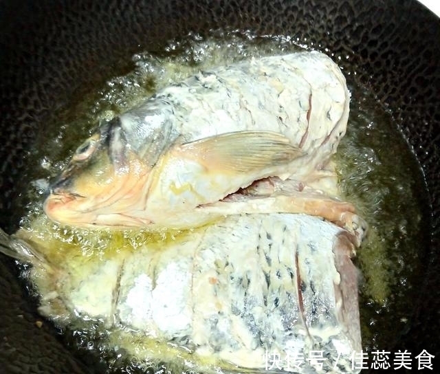 做鱼时,去腥加酒加醋都不对,这才是最好吃的做法,让您爱上吃鱼