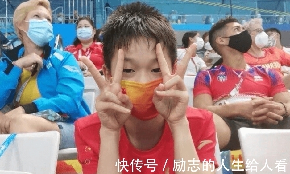 全运会|开启休假模式!全红婵玩抓娃娃机,掩饰不住的喜悦,就快回家了
