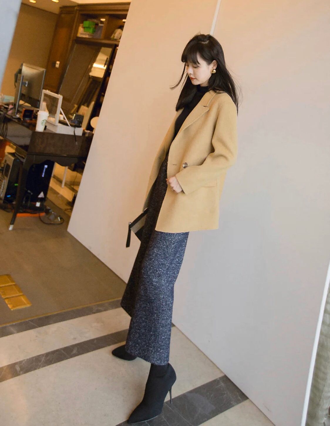 毛衣裙 女人45,不要大衣配打底裤,试试下面几款裤子,保暖时尚又减龄!