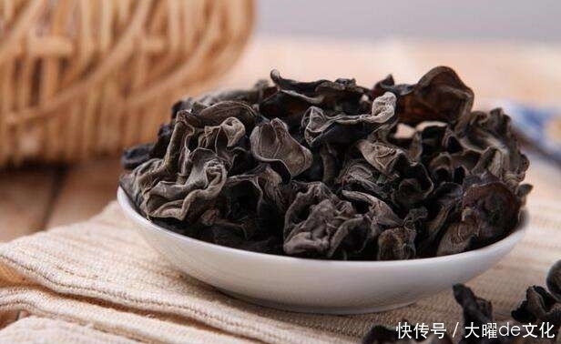 黑木耳和此物一起煮,润肺止咳,排出体内垃圾毒素,脸色越来越美