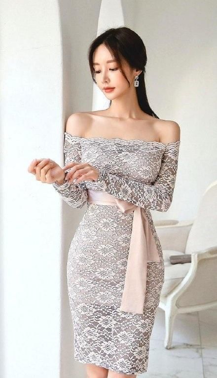 孙允珠身材太养眼，搭露肩蕾丝绣花包臀裙气质优雅，尽显性感锁骨