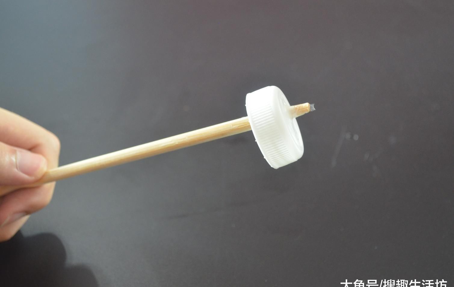 瓶盖上面戳一个洞, 没想到还有这个作用, 看完你会感谢我的