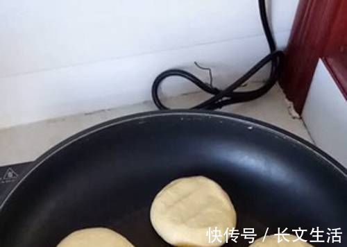 玉米面最好吃的做法,开水一烫,筷子两搅,老公一口气吃3个