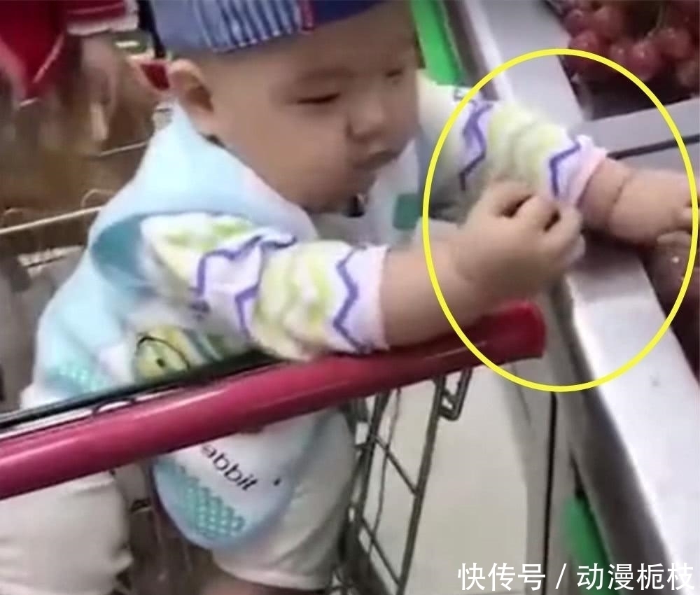 提子|妈妈带宝宝逛超市,走到水果区宝宝竟做出如此行为,评论炸了