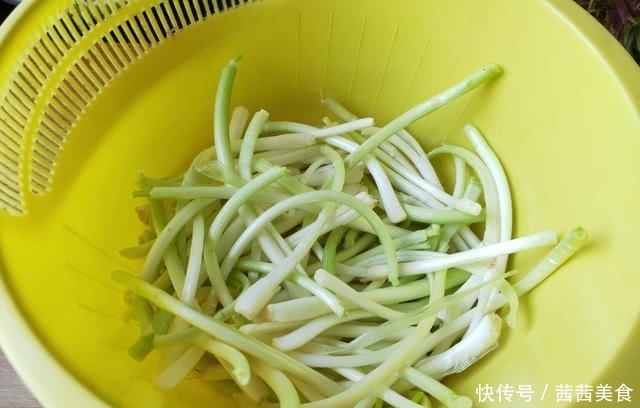 老公用它炒鸡蛋，几十年来第一次看到，没想到又香又嫩，这么好吃