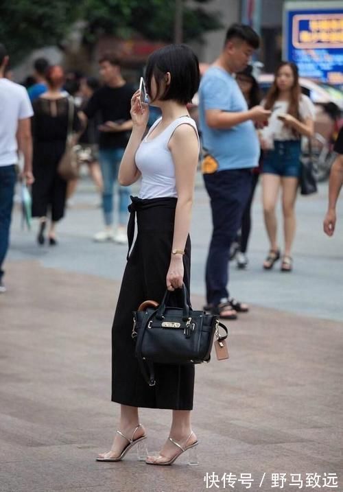 东方女性 黑+白的经典色,搭配出时尚感,尽显女神妩媚动人范!