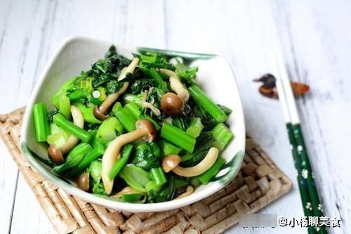 翠绿|无论炒啥青菜，直接下锅是大错特错，掌握这2点，青菜翠绿不发黑