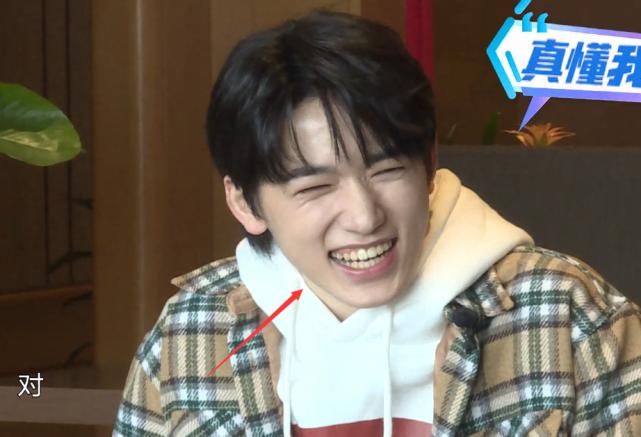 宋亚轩和吴彤吃饭，镜头放大十倍后，牙齿的颜色让女粉丝不知所措