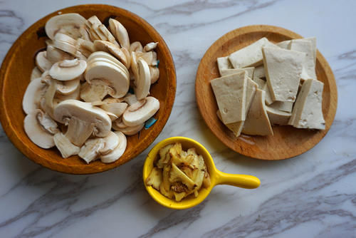 口蘑炒豆腐|快手家常菜,口蘑炒豆腐,步骤简单做法方便,鲜香好吃又下饭