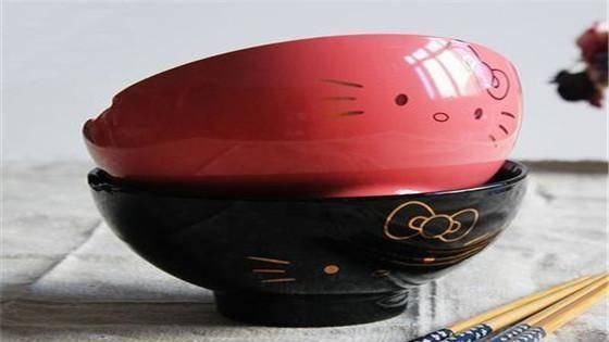 卖碗的人悄悄告诉我,逢年过节,家里添碗,三个问题要注意