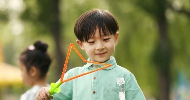 壮观|8个舅舅“独宠”一个小外甥女,回姥姥家场面太壮观,网友:羡慕