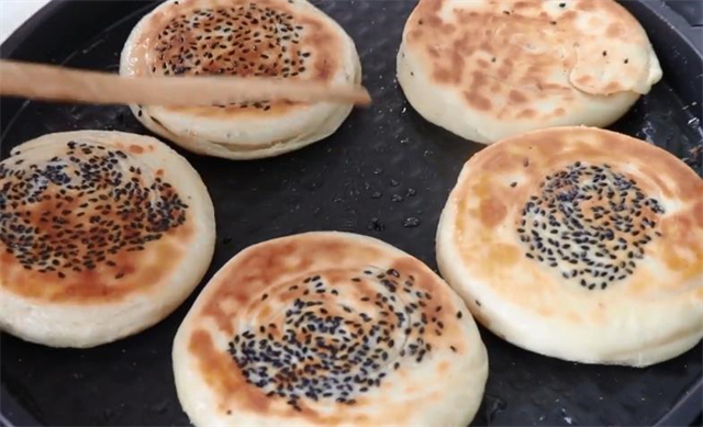 想吃油酥芝麻饼不用排队买了，教你在家做，酥的掉渣，太好吃了