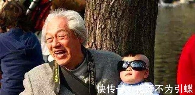 老人|"老伴快关门!"四胞胎来爷爷家蹭饭,爷爷假装关门,逗乐家人